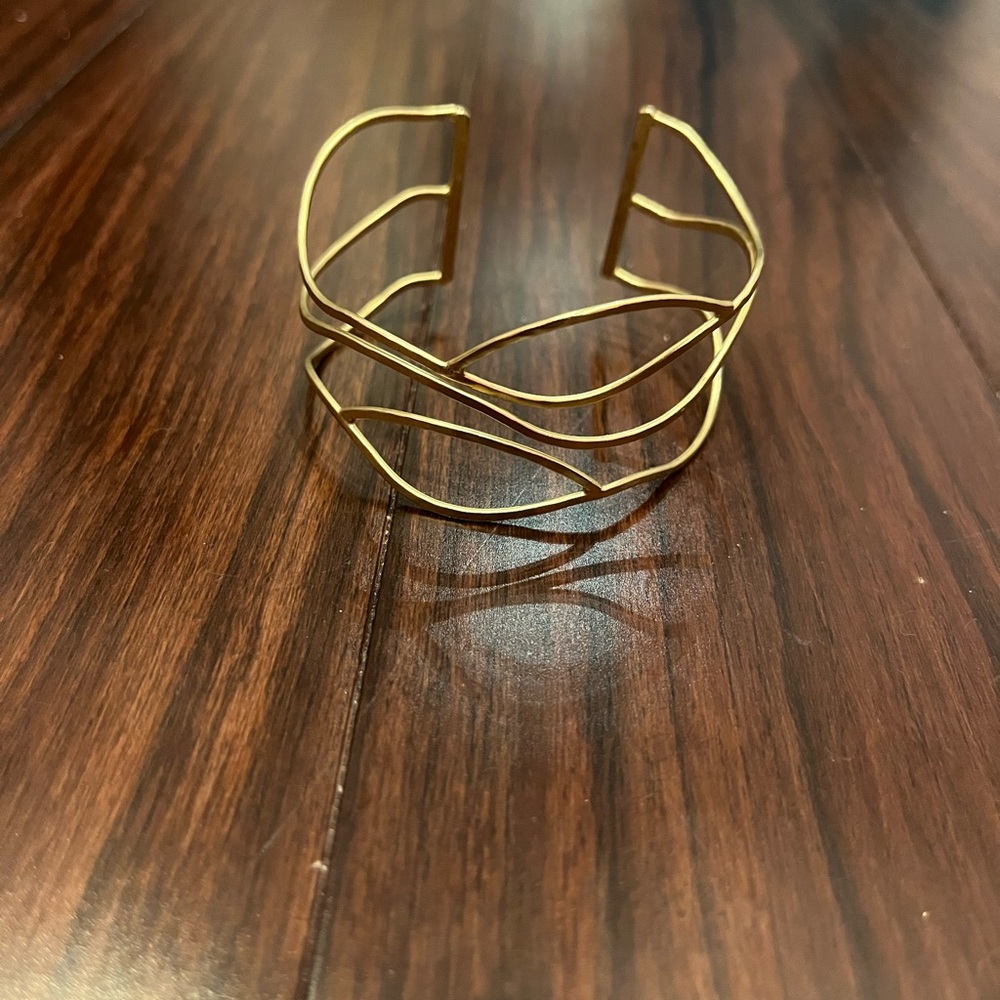🦋 Elegant Gold Cuff Bracelet